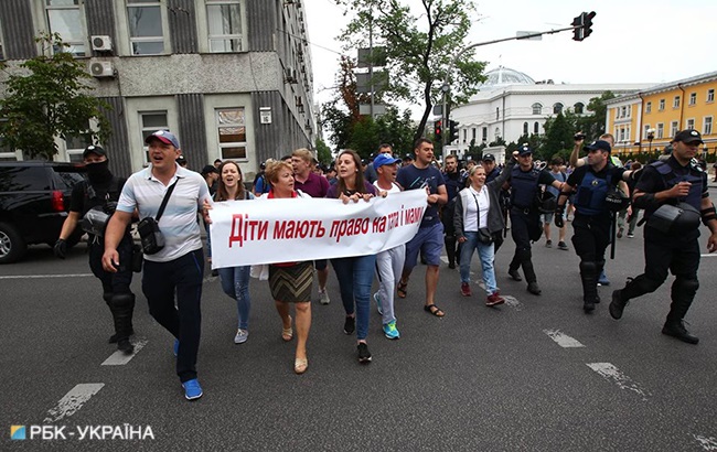 У Києві біля Національної опери активісти протестують проти Маршу рівності
